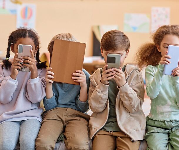 Tablets und Handys gehören inzwischen zum Alltag von Kindern dazu. Foto: Seventyfour/stock.adobe.com