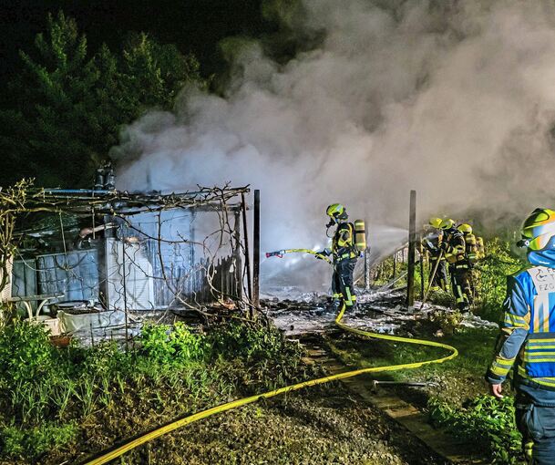 Der Feuerwehr gelang es, ein Übergreifen der Flammen auf andere Gartenhütten zu verhindern.
