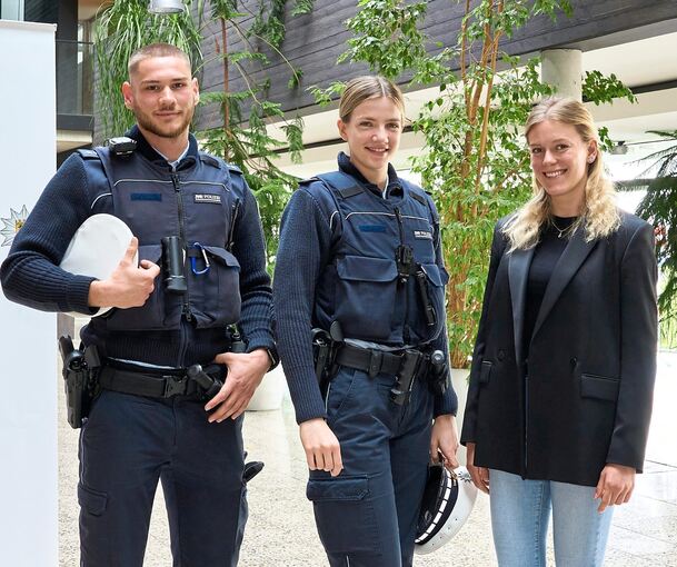 Sie haben ihre Ausbildung bei der Polizei beendet: Polizeiobermeister Fabian Bauer, Polizeioberkommissarin Marie Hörmann und Kriminaloberkommissarin Lucie Vogel.