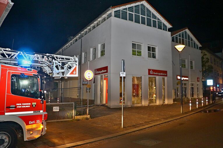 Auch die Brandmeldeanlage im Inneren der Bank wurde ausgelöst. Foto: KS-Images.de/Andreas Rometsch