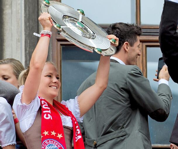 Deutscher Meister: Leonie Maier 2016 bei der gemeinsamen Feier mit den Männern des FC Bayern auf dem Rathausbalkon.